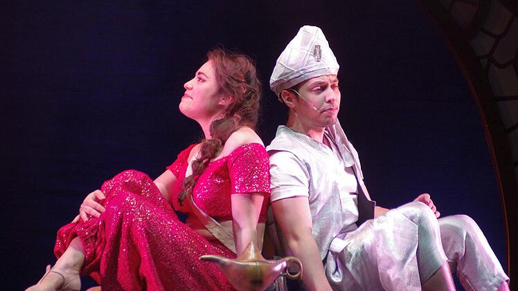 Aladin und Yasmin mit der Wunderlampe.