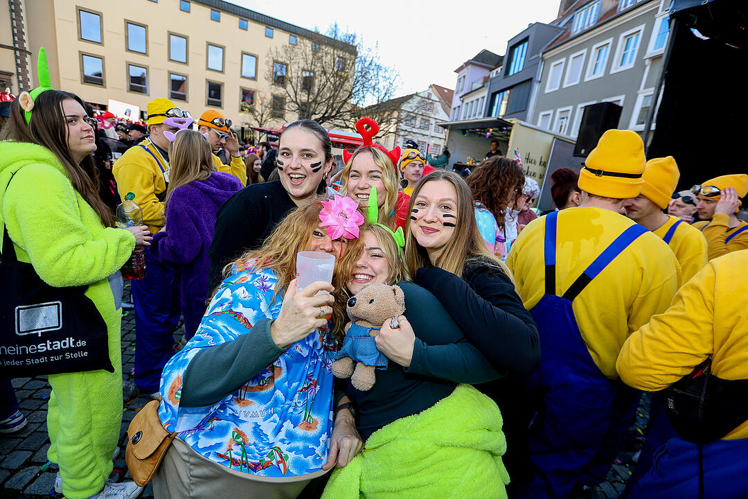 Große Party nach dem Faschingsumzug am Marktplatz.