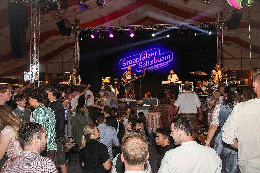 Die Stadlbesucher feierten mit den Stoapf&auml;lzer Spitzbuam.
