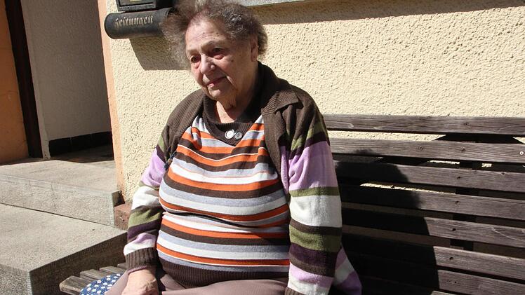 "Meine Tochter hat mir die Bank vor das Haus gestellt. Da genieße ich die warmen Sonnenstrahlen", freut sich Luise Binöder aus Pretzfeld.