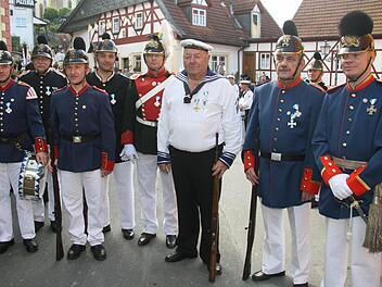 Vor dem Rathaus wurden langjährige Aktive der Soldatenkameradschaft geehrt: Markus Weiß (25 Jahre) mit dem stellvertretenden Vorsitzenden Edgar Bärenz, Ralf Stöcker (20 Jahre), Mario Buckreus (25 Jahre), Martin Stumpf (30 Jahre) sowie Günther Müller (50 Jahre) und Werner Beetz (40 Jahre) mit dem Vorsitzenden Christopher Zeuß.