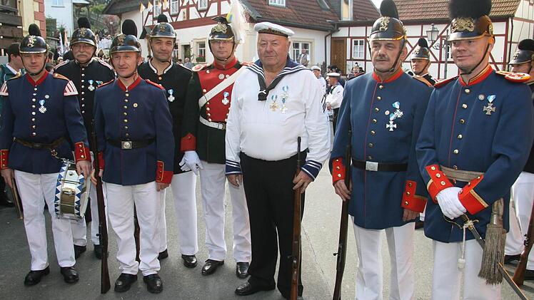 Vor dem Rathaus wurden langjährige Aktive der Soldatenkameradschaft geehrt: Markus Weiß (25 Jahre) mit dem stellvertretenden Vorsitzenden Edgar Bärenz, Ralf Stöcker (20 Jahre), Mario Buckreus (25 Jahre), Martin Stumpf (30 Jahre) sowie Günther Müller (50 Jahre) und Werner Beetz (40 Jahre) mit dem Vorsitzenden Christopher Zeuß.