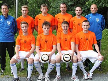 Mit acht Neuzugängen geht Fußball-Bezirksligist VfB Kulmbach in die neue Saison. Stehend, von links: Trainer Werner Thomas, Christian Haas, Marcel Wachter, André Haack, Abteilungsleiter Christian Bauer und Co-Trainer Klaus Eichhorn; sitzend, von links: Manuel Spindler, Thomas Schneider, Daniel Schmidt und Viktor Blehm; es fehlt: Kevin Ramming.   Foto: Stephan Tiroch