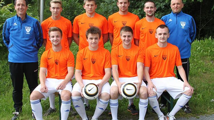 Mit acht Neuzugängen geht Fußball-Bezirksligist VfB Kulmbach in die neue Saison. Stehend, von links: Trainer Werner Thomas, Christian Haas, Marcel Wachter, André Haack, Abteilungsleiter Christian Bauer und Co-Trainer Klaus Eichhorn; sitzend, von links: Manuel Spindler, Thomas Schneider, Daniel Schmidt und Viktor Blehm; es fehlt: Kevin Ramming.   Foto: Stephan Tiroch