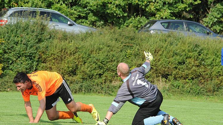 Rein gar nichts zu sagen hat dieser Hinfaller eines Wollbachers vor Keeper Christian Rost. Denn die Rhöner gewannen ihre Kreisklassen-Begegnung gegen den SV Ramsthal II schließlich überdeutlich mit 8:0. Foto: Hopf