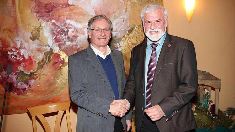 Albin Dannhäuser, der gebürtige Großwenkheimer, war Gast beim Jubiläums-Erzählcafé. Eugen Albert dankte ihm dafür.  Foto: D. Britz