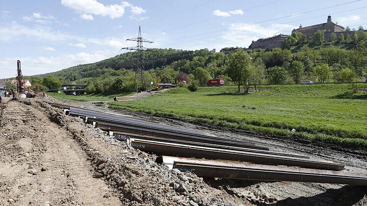 Die Spundwände lagern in der Flutmulde.