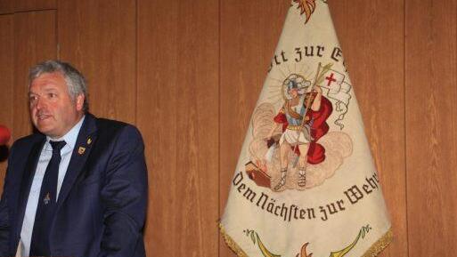 Bürgermeister Jürgen Hennenmann warf einen Blick in die Chronik der Feuerwehr.  Fotos: Helmut Will