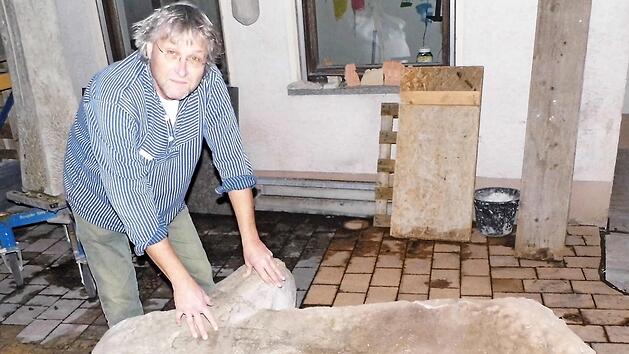 "Wer immer das Kreuz vor Jahrhunderten aufgestellt hat, hat sich richtig Gedanken gemacht, damit es dauerhaft fest und stabil stehen bleibt", sagt Restaurator Clemens Muth bewundernd. Foto: Holger Peilnsteiner