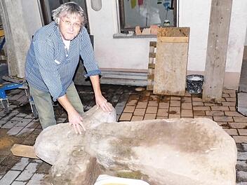 "Wer immer das Kreuz vor Jahrhunderten aufgestellt hat, hat sich richtig Gedanken gemacht, damit es dauerhaft fest und stabil stehen bleibt", sagt Restaurator Clemens Muth bewundernd. Foto: Holger Peilnsteiner
