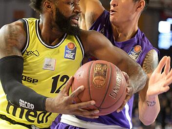Hassan Martin (links) will sich der engen Bewachung des Göttingers Derek Willis entziehen. Foto: Peter Mularczyk