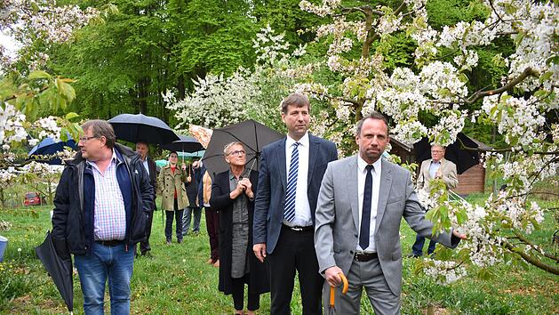 Umweltminister Thorsten Glauber, Landrat Hermann Ulm und dessen Stellvertreterin Rosi Kraus beim Besuch im Obstanbauversuchszentrum