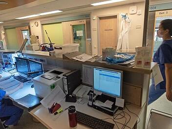 Blick in eine Intensivstation: Die Kliniken bei Regiomed stellen erste Überlegungen an, wie es Schritt für Schritt Richtung Normalbetrieb gehen kann. Derzeit muss die Hälfte der Intensivbetten für Corona-Patienten freigehalten werden.  Symbolfoto: Peter Kneffel/dpa