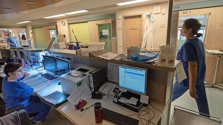 Blick in eine Intensivstation: Die Kliniken bei Regiomed stellen erste Überlegungen an, wie es Schritt für Schritt Richtung Normalbetrieb gehen kann. Derzeit muss die Hälfte der Intensivbetten für Corona-Patienten freigehalten werden.  Symbolfoto: Peter Kneffel/dpa