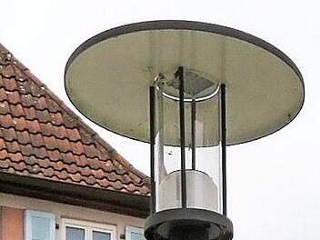 Bei den 332 Pilzleuchten (hier in der Bahnhofstraße) im Stadtgebiet muss nur das Innenleben umgerüstet werden. Peitschenleuchten, Vierkant- und Zylinderleuchten werden teils komplett umgestaltet.  Foto: Monika Schütz