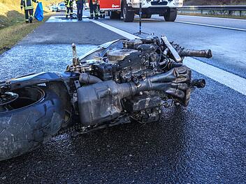 Lauf: Kradfahrer schleudert auf Autodach - Unfall f&uuml;hrt zu Feuerwehreinsatz und Klinikaufenthalt