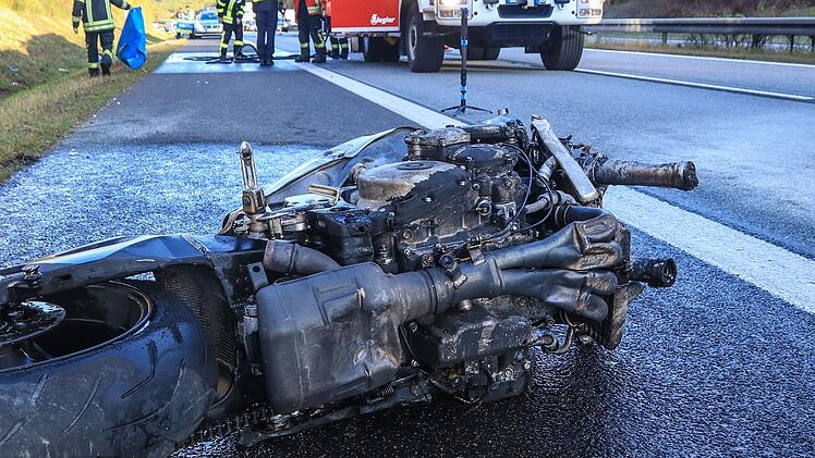Lauf: Kradfahrer schleudert auf Autodach - Unfall f&uuml;hrt zu Feuerwehreinsatz und Klinikaufenthalt