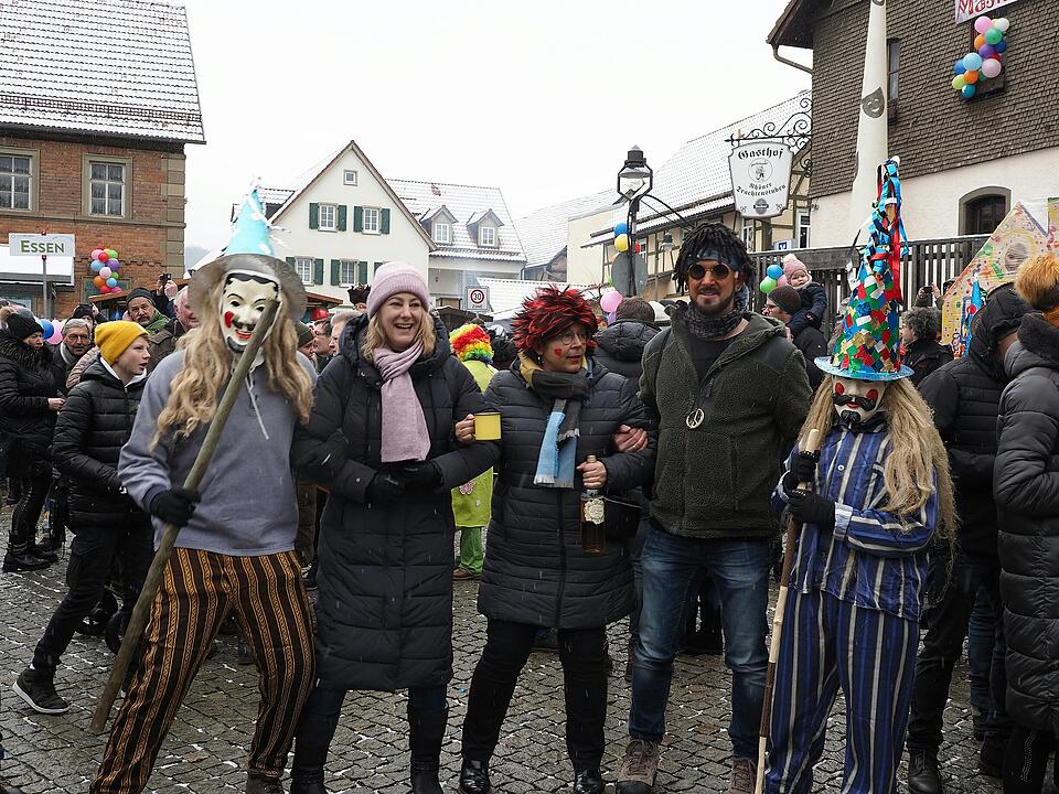 Tausende Besucher beim traditionellen Maskenumzug