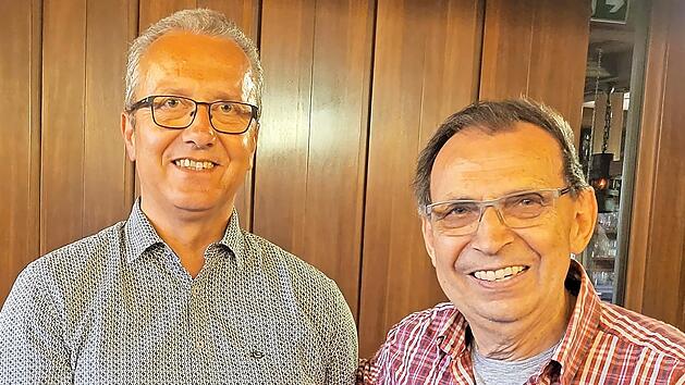 Mit einem Präsent und einer Dankurkunde bedankte sich Michael Knörlein (.) bei Josef Trautner.