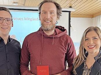 Die beiden Vorsitzenden der SPD Herzogenaurach, Jens Schäfer (links) und Claudia Belzer mit Peter Simon.