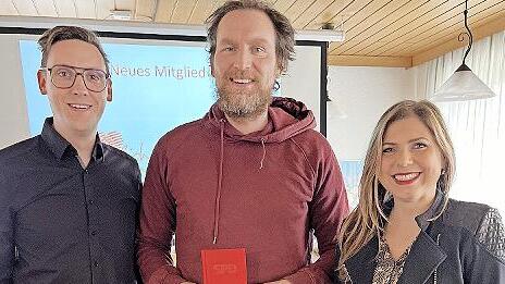 Die beiden Vorsitzenden der SPD Herzogenaurach, Jens Schäfer (links) und Claudia Belzer mit Peter Simon.
