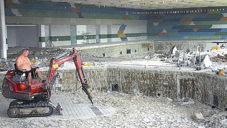 Das Hallenbad ist während der Bauarbeiten nicht mehr wiederzuerkennen.