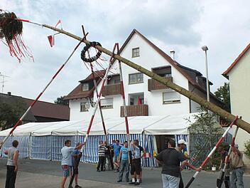 Die Hesselberger sind mit vereinten Kräften am Werk.  Fotos: Manfred Welker
