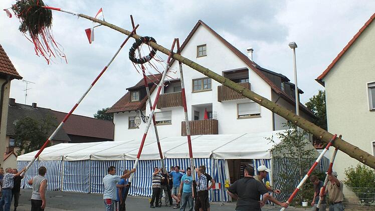 Die Hesselberger sind mit vereinten Kräften am Werk.  Fotos: Manfred Welker