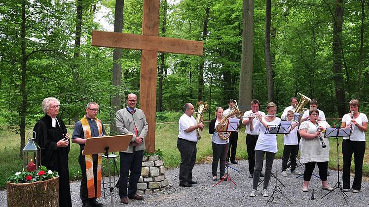 Am Montag wurde der Ruheforst Maintal eröffnet. Den Segen spendeten Oberkirchenrat i. R. Gotthart Preiser und Pfarrer Christian Lutz (von links).  Foto: Ulrike Langer