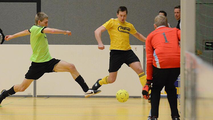 Szene aus dem Spiel des FC Thulba (in gelb) gegen den SV Machtilshausen. Foto: ssp