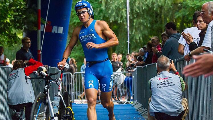 2013 wechselte Andreas Dreitz in Wiesbaden als Erster auf die Laufstrecke, wurde am Ende "nur" Siebter. Am Sonntag hat sich der 25-Jährige mehr vorgenommen.  Foto: Archiv/(Sebastian Kuhn