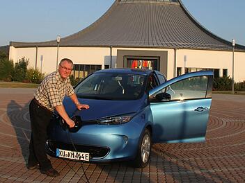 Pfarrer Ignacy Kobus setzt neuerdings auf ein Elektromobil und übernimmt damit als Geistlicher eine Vorreiterrolle. Foto: Sonny Adam