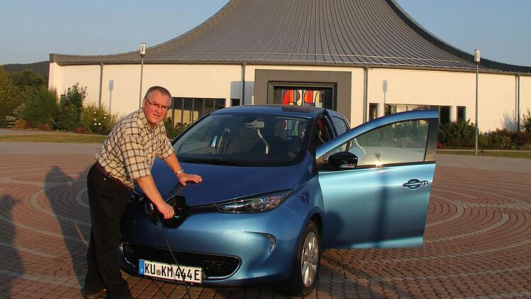 Pfarrer Ignacy Kobus setzt neuerdings auf ein Elektromobil und übernimmt damit als Geistlicher eine Vorreiterrolle. Foto: Sonny Adam