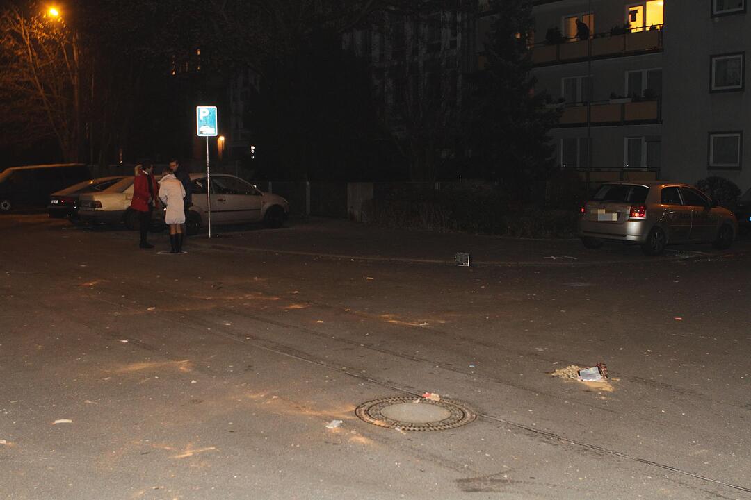 Obskure Böllerexplosion im Nürnberger Nordwesten - Mehrere Verletzte und vier beschädigte Fahrzeuge als Folge