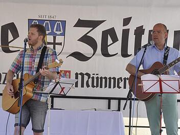 Mit modernen und kindgerechten Liedern fesselten der katholische Jugendseelsorger Roland Pietryga und der evangelische Pfarrer Marcus Döbert die Kleinen und die Großen bei ihrem ökumenischen Open Air-Gottesdienst. Foto: Peter Klopf