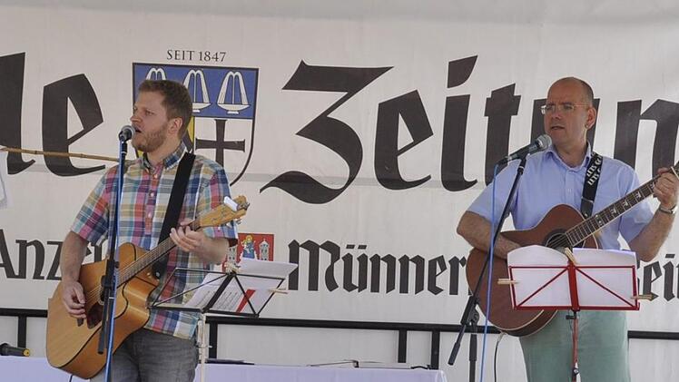 Mit modernen und kindgerechten Liedern fesselten der katholische Jugendseelsorger Roland Pietryga und der evangelische Pfarrer Marcus Döbert die Kleinen und die Großen bei ihrem ökumenischen Open Air-Gottesdienst. Foto: Peter Klopf