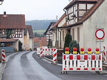 Rechtzeitig zur Jahreswende wurde die Ortsdurchfahrt von Hohnhausen mit der Teerdecke überzogen, so dass die Durchfahrt möglich ist und die Zufahrten zu erreichen sind. Gehsteige und Randbereich müssen in den nächsten Wochen noch fertiggestellt werden.  Fotos: Günther Geiling