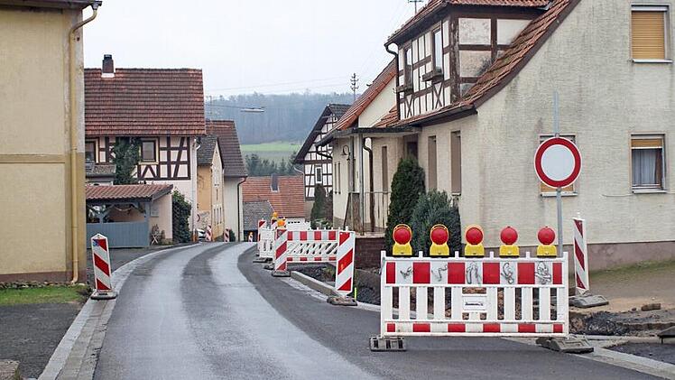 Rechtzeitig zur Jahreswende wurde die Ortsdurchfahrt von Hohnhausen mit der Teerdecke überzogen, so dass die Durchfahrt möglich ist und die Zufahrten zu erreichen sind. Gehsteige und Randbereich müssen in den nächsten Wochen noch fertiggestellt werden.  Fotos: Günther Geiling
