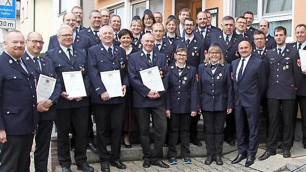 Die ausgezeichneten Mitglieder der Langensendelbacher Feuerwehr mit den Ehreng&auml;sten und der Feuerwehrf&uuml;hrung Foto: Andreas Hofmann