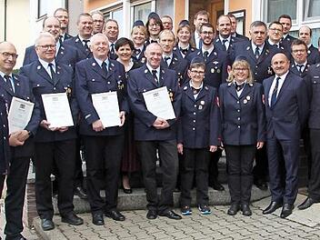 Die ausgezeichneten Mitglieder der Langensendelbacher Feuerwehr mit den Ehrengästen und der Feuerwehrführung Foto: Andreas Hofmann