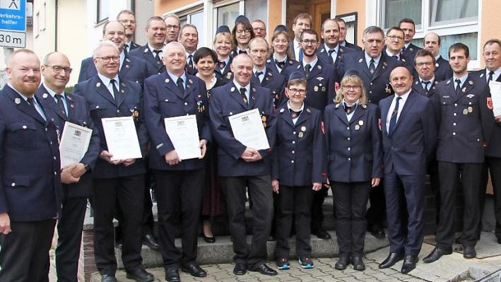 Die ausgezeichneten Mitglieder der Langensendelbacher Feuerwehr mit den Ehrengästen und der Feuerwehrführung Foto: Andreas Hofmann