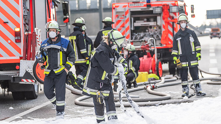 Lieferwagen eines Paketboten in Vollbrand