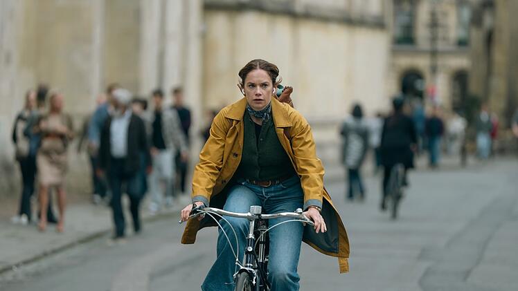 Sarah (Ruth Wilson) radelt häufig durch Oxford, um ein verschwundenes aber seltsamerweise nicht vermisstes Mädchen zu finden.