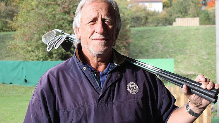 Golflehrer Hans-Dieter Messer mit seinen "Keulen"