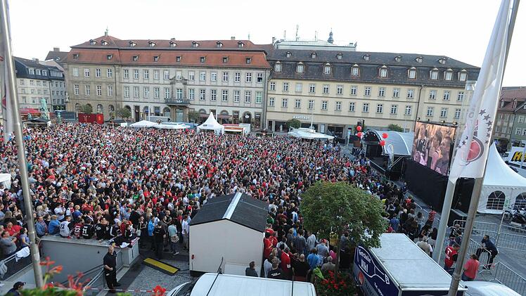 Der Bamberger Maxplatz als Fanmeile Foto: Ronald Rinklef/Archiv