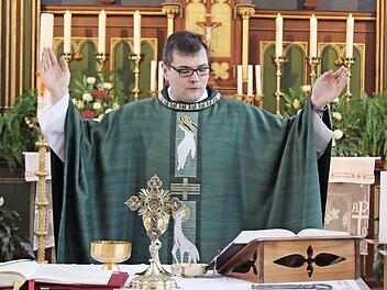 Der neue Geistliche, Pfarradministrator Florian Starke bei der Wandlung in der Pfarrkirche St. Peter und Paul. Foto: fra-press