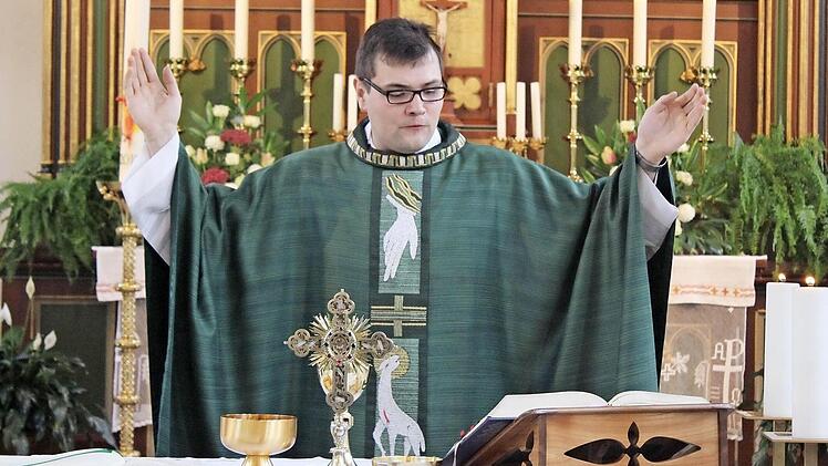 Der neue Geistliche, Pfarradministrator Florian Starke bei der Wandlung in der Pfarrkirche St. Peter und Paul. Foto: fra-press