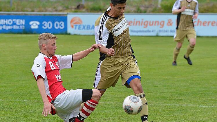 Die Gäste aus Neuses (rote Trikots) übten den Kniefall, waren absolut harmlos und fabrizierten dazu noch ein Eigentor. Marcel Kreuzer und die SpVgg Zeckern hatten leichtes Spiel. Foto: Picturedreams