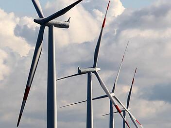 Vier Räder sind für den Windpark Himmelkron/Lanzendorf geplant. Der Trebgaster Gemeinderat ist skeptisch. Foto: Symboldbild/dpa