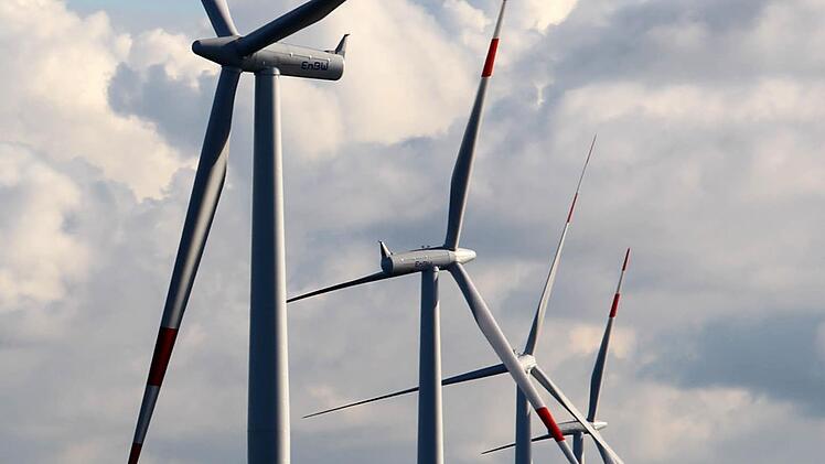 Vier Räder sind für den Windpark Himmelkron/Lanzendorf geplant. Der Trebgaster Gemeinderat ist skeptisch. Foto: Symboldbild/dpa